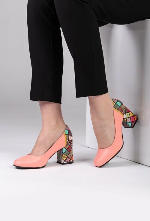 Pantofi roz din piele naturala cu detaliu colorat pe toc -